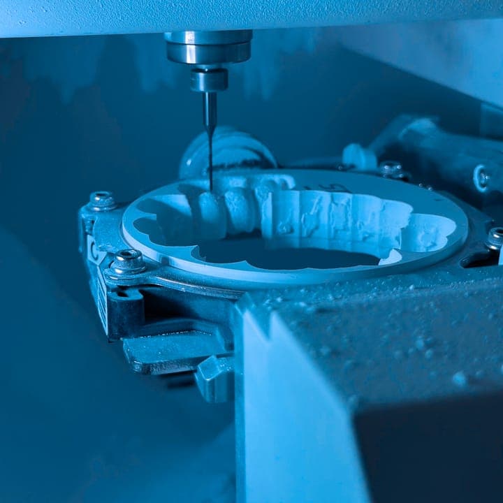 Usineuse CAD/CAM en train de fraiser un disque