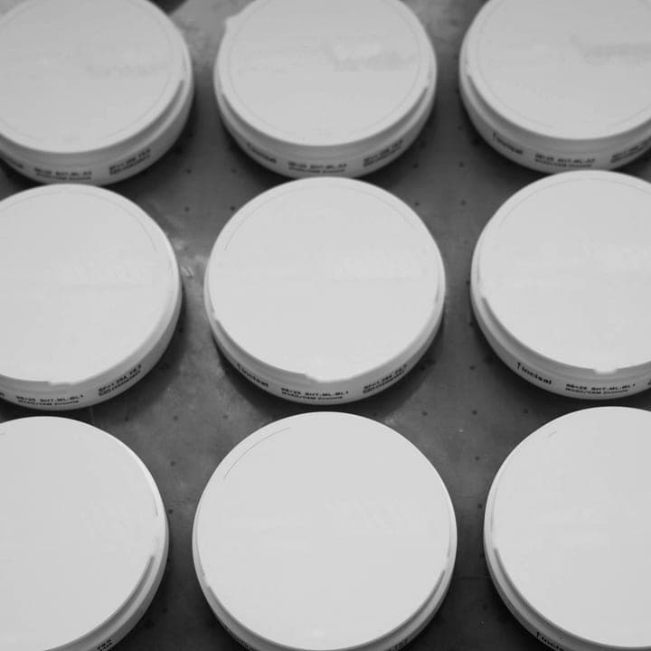 Disques de zircone dans leur boîte, alignés en production
